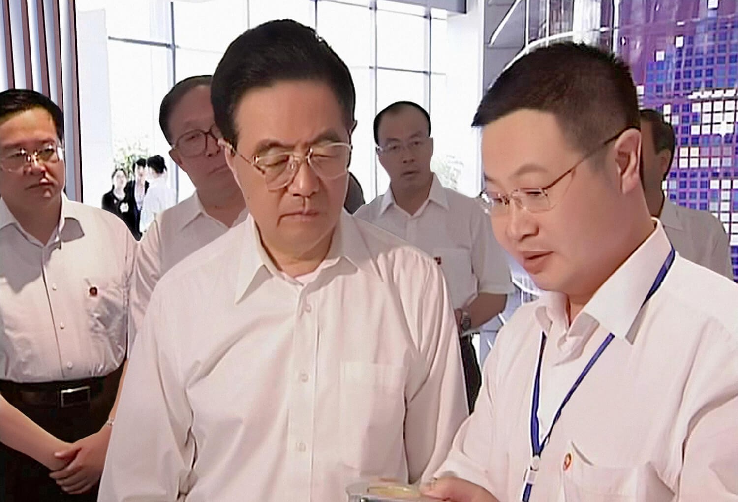 國家主席胡錦濤視察我公司光谷自主創(chuàng)新產(chǎn)業(yè)展會展臺